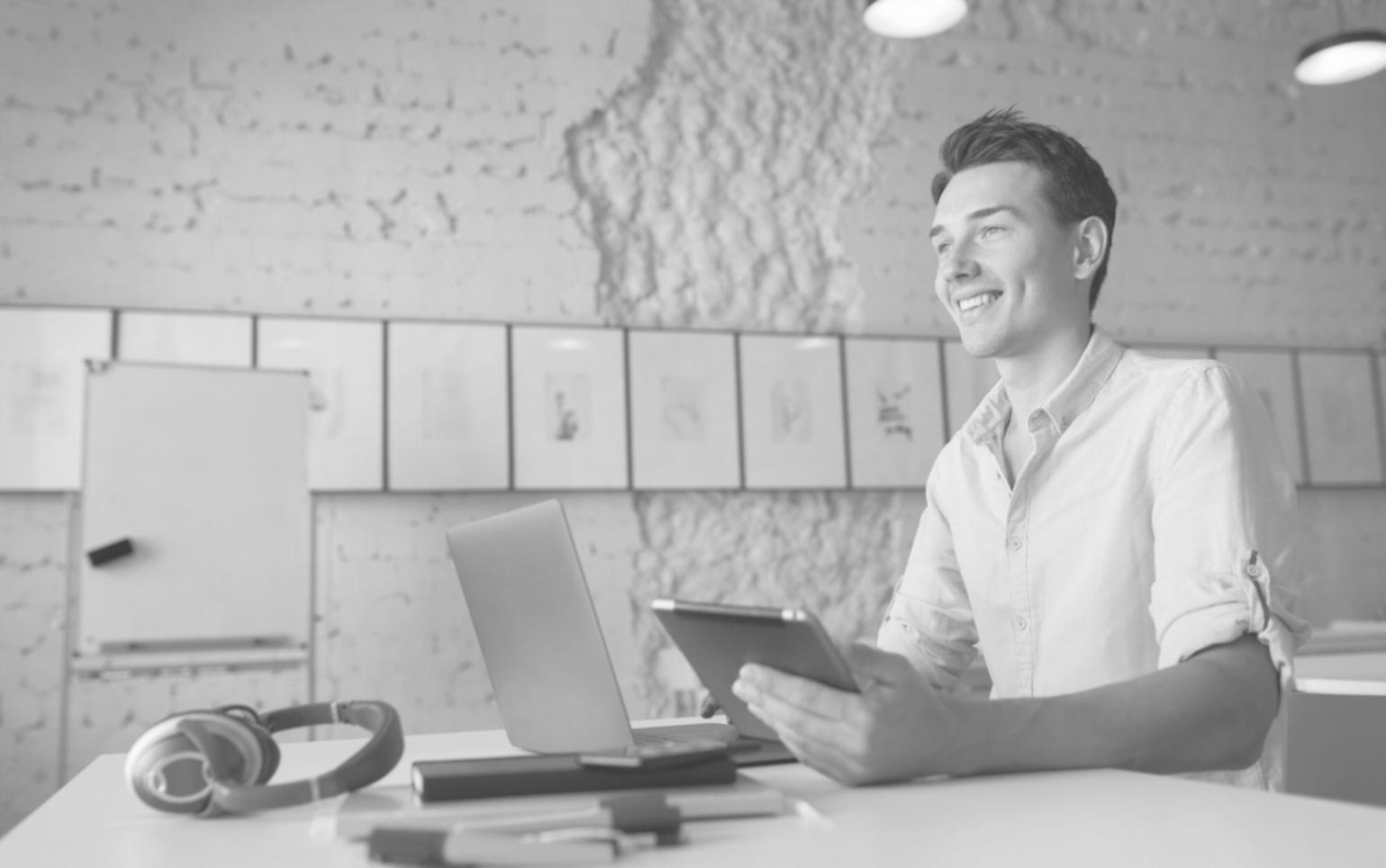 Especialistas en análisis financiero trabajando con datos empresariales